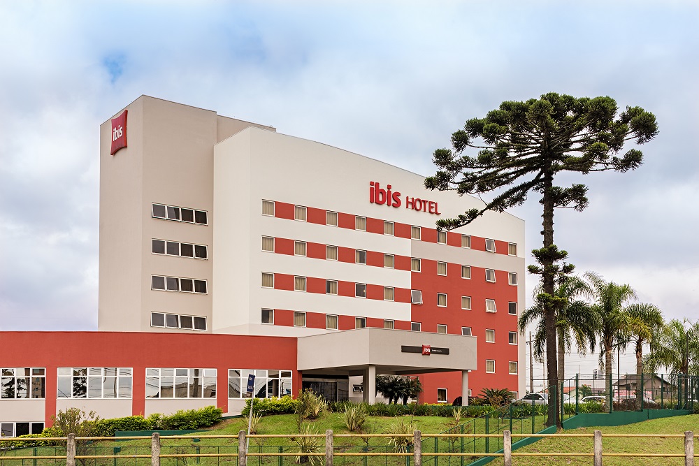 https://2025-01.breakfastweekend.com.br/wp-content/uploads/2025/04/DP05964_Fachada-Ibis-Curitiba-Aeroporto_danielpinheiro©.jpg